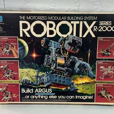 1985 Milton Bradley Robotix R-2000 (incomplete)