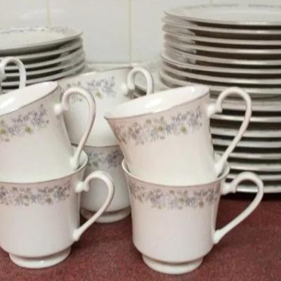 Dynasty Fine China 8 Place Settings  "Elegance" Pattern