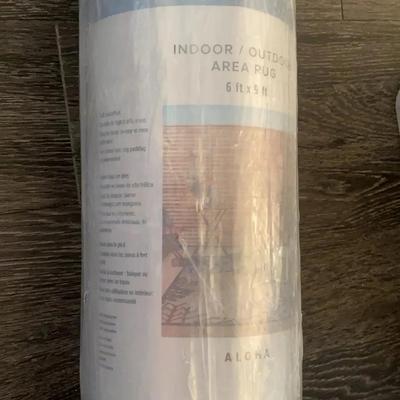 New Indoor/outdor 6x9 Rug 