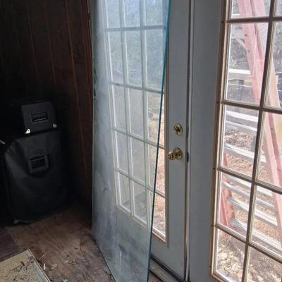 GLASS TABLE AND EXTRA GLASS TOP