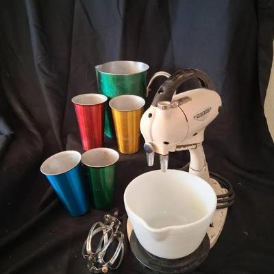 VINTAGE MIXER AND DRINKING SET