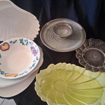 ASSORTED SERVING TRAYS/PLATTERS