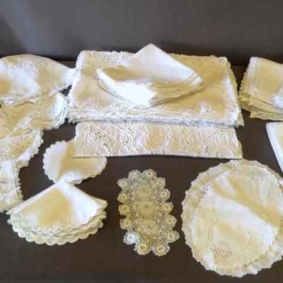 Vintage Table Linens - Lot 1