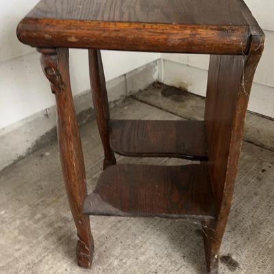 Oak Side Table with Carved Legs – Early 20th Century