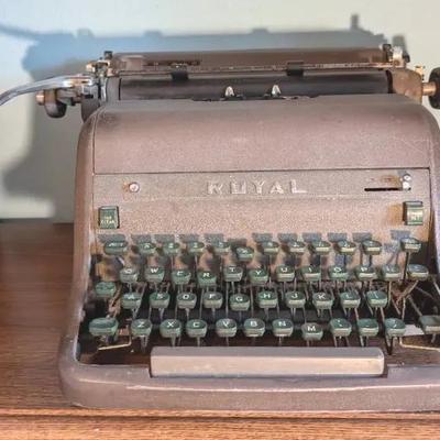 Vintage Royal Quiet De Luxe Typewriter — Circa 1949–1952
