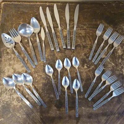 1881 Rogers Oneida Spanish Court Stainless Flatware — Mid-Century Pattern
