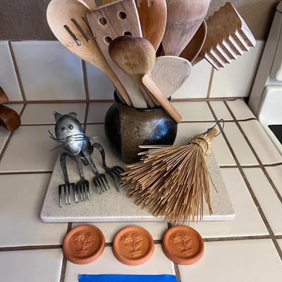 Rustic Kitchen Tool Collection – Wood Utensils & Metal Cat Décor