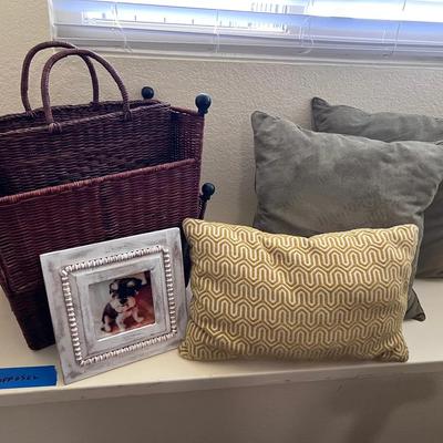 Decorative Wicker Basket Set with Accent Pillows & Frame