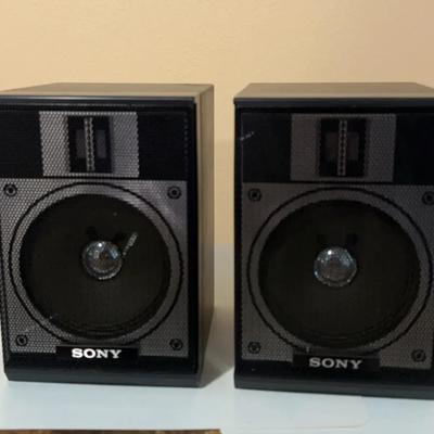 Pair of Vintage Sony Speakers – Compact Bookshelf Model