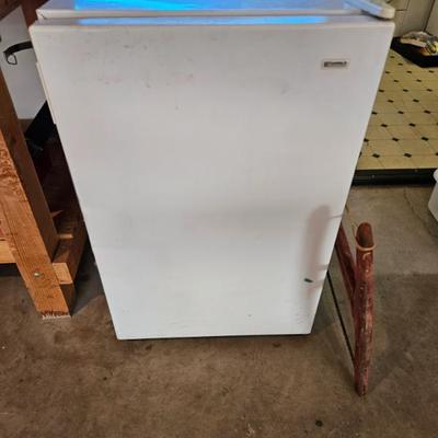 Sale Photo Thumbnail #15: Apartment Refrigerator 