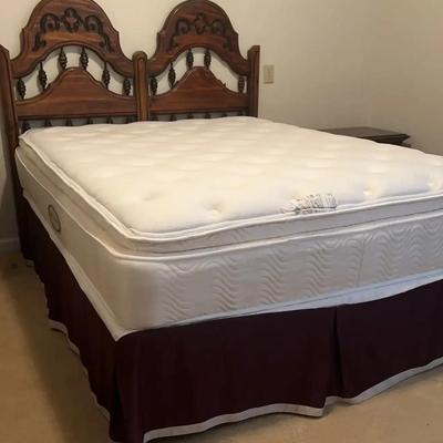 Simmons Beautyrest Bayview Plush Pillow-Top Mattress with Ornate Wooden Headboard & Metal Frame