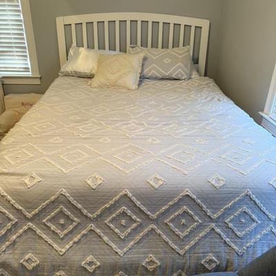 Queen queen bedframe with headboard