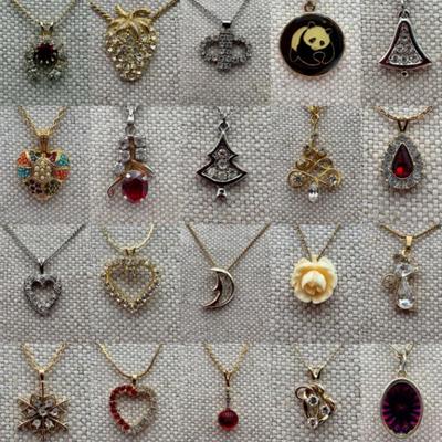 20 Delicate Vintage Necklaces