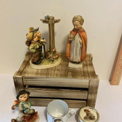 A lot of humble figurines, music box and cup