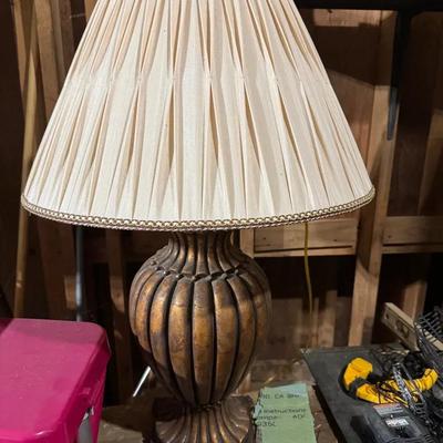 Set Of Two traditional-style table lamp with an urn-shaped base