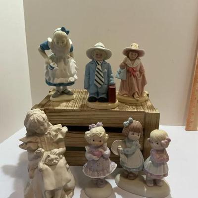 Lot Of Five Figurines Homeco Alice in Wonderland Enesco & More