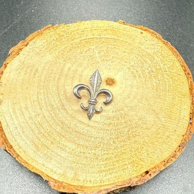 925 Silver Fleur De Lis Pendant- 2.65 Grams
Lot #: 40