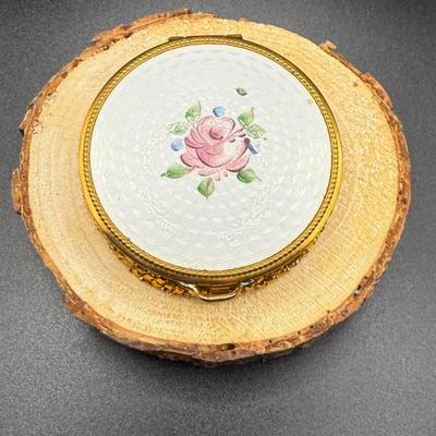 Vintage Evans Gold Mesh & Enameled Compact
Lot #: 59