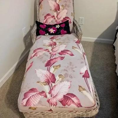 Antique Wicker Chaise Lounge with Heavy Reversible Cushions (1910–1920)