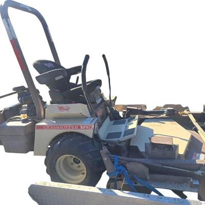 Sale Photo Thumbnail #19: Grasshopper zero turn mower 61 inch cut with bagger