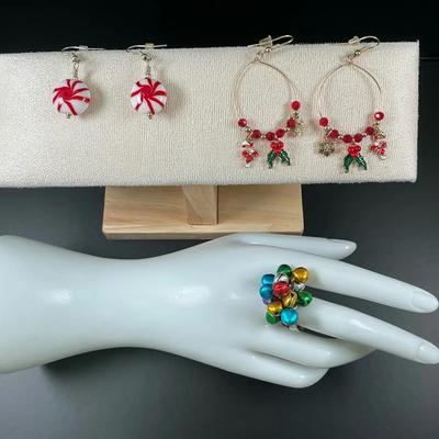 Holiday Jewelry Lot – 2 Pairs Earrings + Beaded Statement Ring
