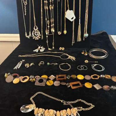 Sale Photo Thumbnail #92: Costume Jewelry: Silver and Gold Treasures