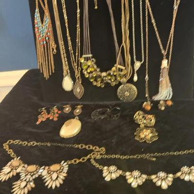 Sale Photo Thumbnail #76: Costume Jewelry - Bronze, Silver and Beads 