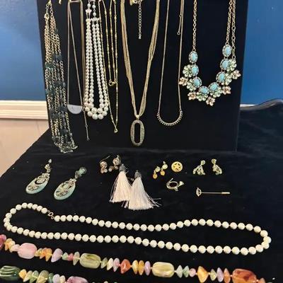 Sale Photo Thumbnail #93: Costume Jewelry: Large Lot!