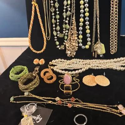 Sale Photo Thumbnail #86: Costume Jewelry: Fun with Beads, Gold, and More! 