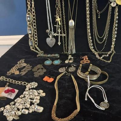 Sale Photo Thumbnail #77: Costume Jewelry: Silver and Bronze 