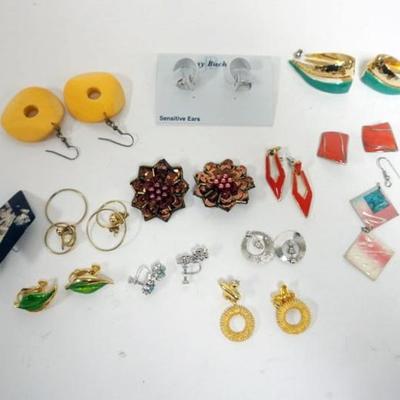 Sale Photo Thumbnail #191: 1183	13 PAIRS OF LADIES EARRINGS
