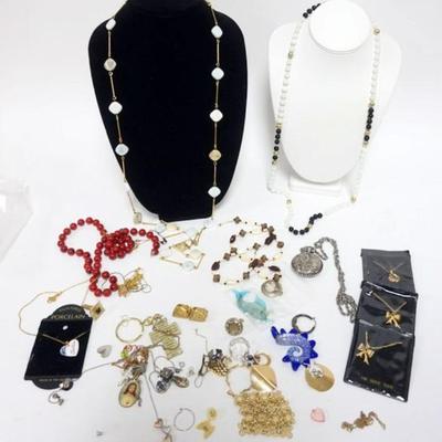 Sale Photo Thumbnail #194: 1186	ASSORTED LADIES JEWELRY AS FOUND, RINGS, PINS, NECKLACES, ETC
