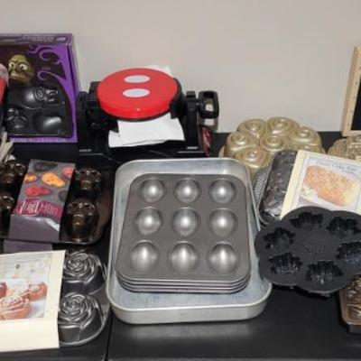 Sale Photo Thumbnail #81: Holiday Baking Pans