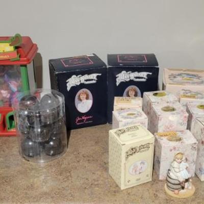 Sale Photo Thumbnail #88: Jan Hagara Figurines