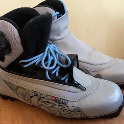 LIKE NEW Madshus Ski Boots - Women's Size 10
