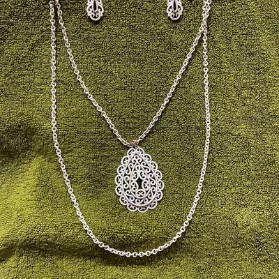 Awesome Trifari Coated Metal Filigree Set Pendant Cahin And Clip Earrings 