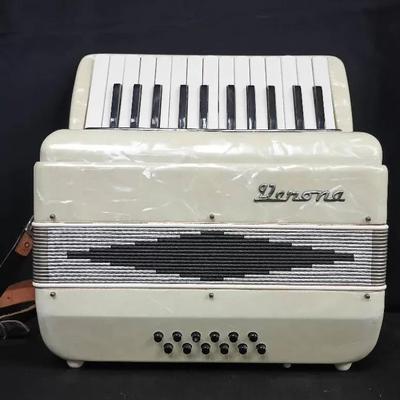 Vintage Verona Accordion – Pearlized Cream Finish