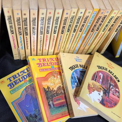 Trixie Belden Mystery Novel Books (23)