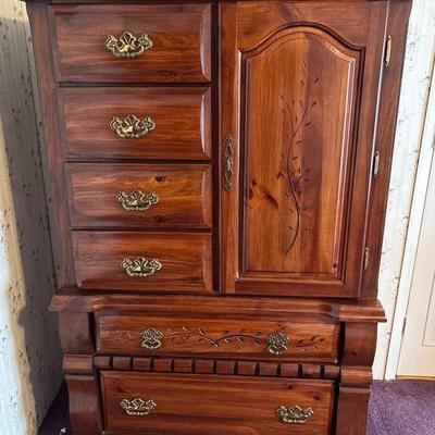 Vaughan Bassett Chest Of Drawers (Part of Set)