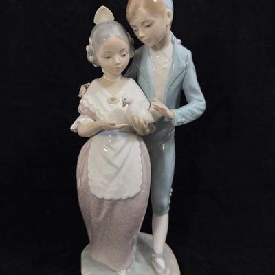 Nao by Lladro Valencianitos Figurine - Valencian Boy & Girl with Dove