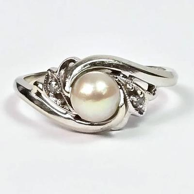 14K White Gold 5.8mm Pearl Ring With Diamond Accents- Size 6.75