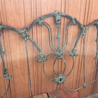 Queen metal headboard so nice ! 