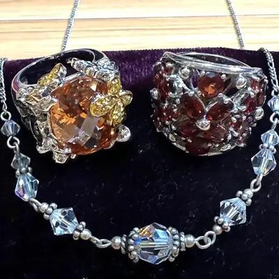 Cluster rings complementing necklace