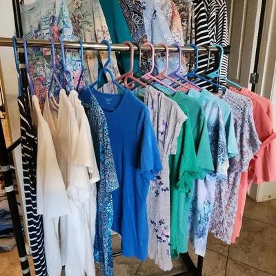 Women's Short & Long Sleeve Tops, 20+ Qty, Large & Medium, Mostly Blues & Corals