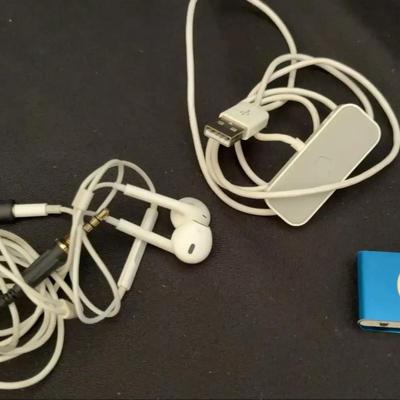 Apple iPod Shuffle with Charger & EarPods - Untested 