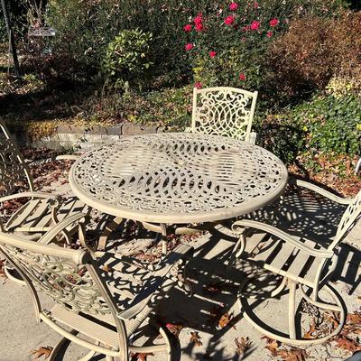 Cast Aluminum Table With 4 Chairs 