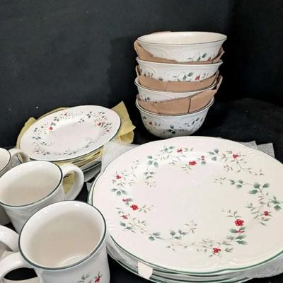 Pfaltzgraff Winterberry Dinner Setting for Four (Missing Two Cups) 