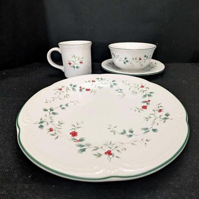 Pfaltzgraff Winterberry Dinnerware Setting for Four
