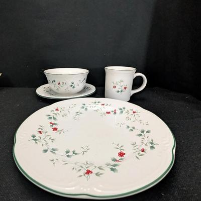 Pfaltzgraff Winterberry 16 Piece Serving Set for Four