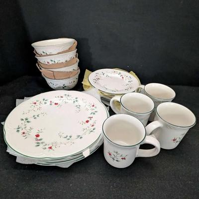 Pfaltzgraff Winterberry 32 Piece Serving Set for Eight